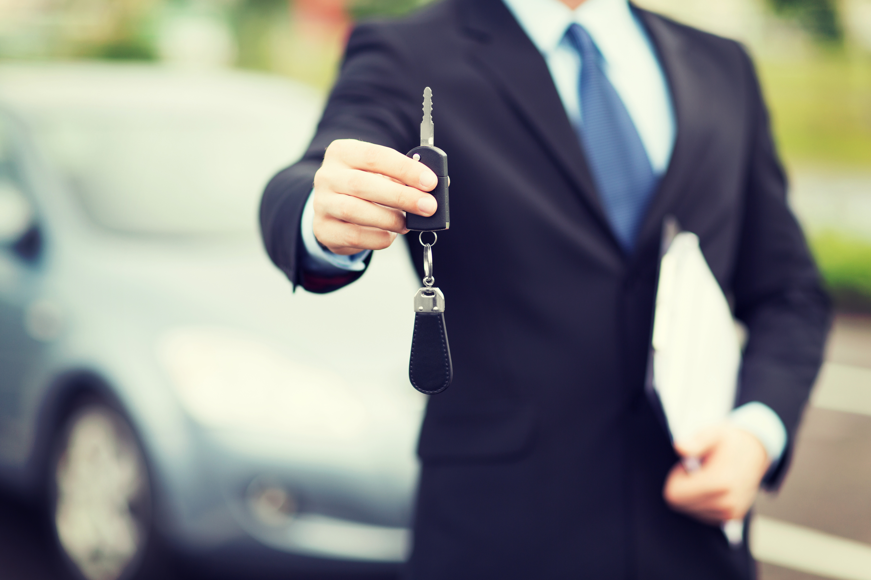 Car offer. Человек с ключами от машины. Ключи от машины в руке. Передача ключей от машины. Мужик с ключами от машины.